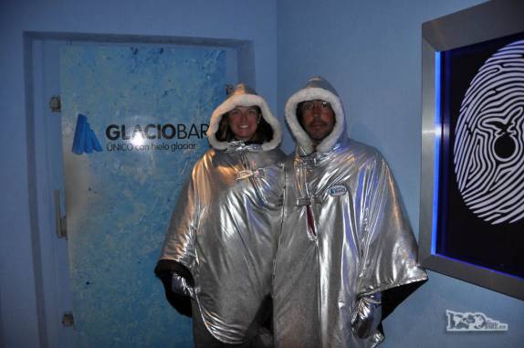 Vestidos para entrar no Glaciobar, em El Calafate, no sul da Argentina